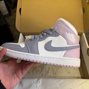 Air Jordan 1 Mid Women’s Size 8.5